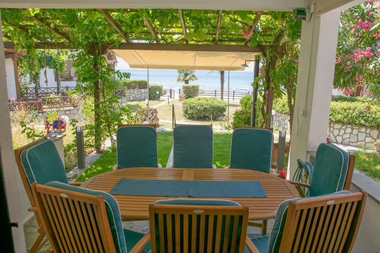 Alexger Beach Front Deluxe house Nikiti  Vakantiehuis